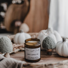 Kép betöltése a galériamegjelenítőbe: Hot Apple Pie szójagyertya — almáspite, 180 ml, ámbra üveg
