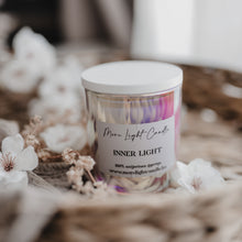 Kép betöltése a galériamegjelenítőbe: Inner Light szójaviasz gyertya — irizáló 300 ml üveg, virágok között, statement darab
