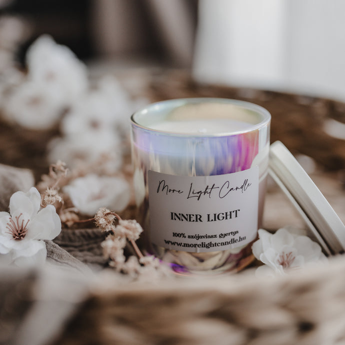 Inner Light szójaviasz gyertya — irizáló 300 ml üveg, virágok között, statement darab