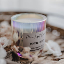 Kép betöltése a galériamegjelenítőbe: Inner Light szójaviasz gyertya — irizáló 300 ml üveg, virágok között, statement darab
