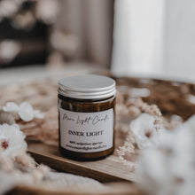 Kép betöltése a galériamegjelenítőbe: Inner Light szójaviasz gyertya — irizáló 180 ml üveg, virágok között, statement darab
