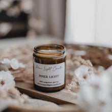 Kép betöltése a galériamegjelenítőbe: Inner Light szójaviasz gyertya — irizáló 180 ml üveg, virágok között, statement darab
