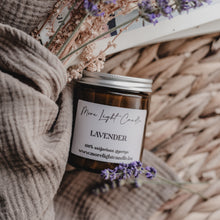 Kép betöltése a galériamegjelenítőbe: Lavender szójagyertya — nyugtató levendula illat, 180 ml, ámbra üveg
