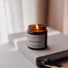 Kép betöltése a galériamegjelenítőbe: Moonlight levendula kamilla és vanília illatú szójagyertya kézzel öntve
