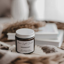 Kép betöltése a galériamegjelenítőbe: Moonlight szójaviasz gyertya — levendula, kamilla, vanília, 120 ml, ámbra üveg
