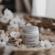 Kép betöltése a galériamegjelenítőbe: Moonlight szójaviasz gyertya — levendula, kamilla, vanília, 120 ml, átlátszó üveg
