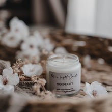 Kép betöltése a galériamegjelenítőbe: Moonlight szójaviasz gyertya — levendula, kamilla, vanília, 120 ml, átlátszó üveg
