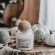 Kép betöltése a galériamegjelenítőbe: Serenity Orb – 350 ml szójaviasz gyertya parafa gömbtetővel, limitált kiadás
