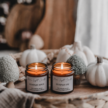 Kép betöltése a galériamegjelenítőbe: Pumpkin Spice és Pumpkin Pie szójagyertyák meggyújtva, 2 darab 120 ml-es őszi gyertyából álló Pumpkin Duo
