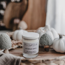 Kép betöltése a galériamegjelenítőbe: Pumpkin Spice szójaviasz gyertya — 200 ml, átlátszó üveg, fehér bambusz tető
