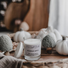 Kép betöltése a galériamegjelenítőbe: Pumpkin Spice szójaviasz gyertya — 200 ml, átlátszó üveg, fehér bambusz tető

