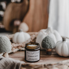 Kép betöltése a galériamegjelenítőbe: Pumpkin Spice szójaviasz gyertya — sütőtökös pite, 120 ml, ámbra üveg
