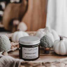 Kép betöltése a galériamegjelenítőbe: Pumpkin Spice — 250 ml szójaviasz gyertya, ámbra üveg
