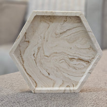 Kép betöltése a galériamegjelenítőbe: Hatszögletű bézs márványmintás jesmonite ásványgyanta alátét – stílusos és modern gyertyatartó tálka a More Light Candle kollekcióból.

