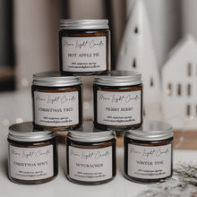 Kép betöltése a galériamegjelenítőbe: 5+1 ajándék — ünnepi illatválogatás szójagyertya csomag
