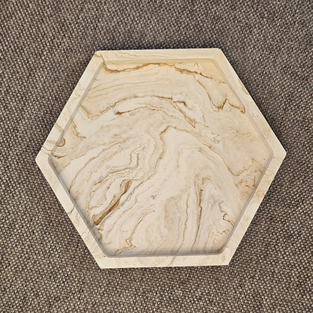 Hatszögletű bézs márványmintás jesmonite ásványgyanta alátét – stílusos és modern gyertyatartó tálka a More Light Candle kollekcióból.