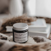 Kép betöltése a galériamegjelenítőbe: Rosemary &amp; Lemon szójaviasz gyertya — rozmaring és citrom, 120 ml, ámbra üveg
