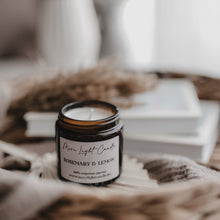 Kép betöltése a galériamegjelenítőbe: Rosemary &amp; Lemon szójaviasz gyertya — rozmaring és citrom, 120 ml, ámbra üveg

