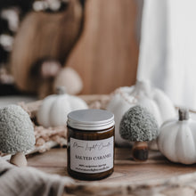 Kép betöltése a galériamegjelenítőbe: Salted Caramel szójaviasz gyertya — 180 ml, ámbra üveg
