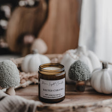 Kép betöltése a galériamegjelenítőbe: Salted Caramel szójaviasz gyertya — 180 ml, ámbra üveg
