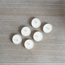 Kép betöltése a galériamegjelenítőbe: Illatmentes szójaviasz teamécses — 6 darabos csomag, kartondobozban (More Light Candle)
