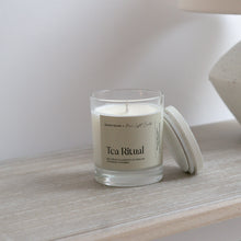 Kép betöltése a galériamegjelenítőbe: Tea Ritual gyertya letisztult enteriőrben — Szilágyi Szilvi × More Light Candle

