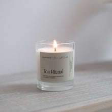 Kép betöltése a galériamegjelenítőbe: Tea Ritual gyertya letisztult enteriőrben — Szilágyi Szilvi × More Light Candle
