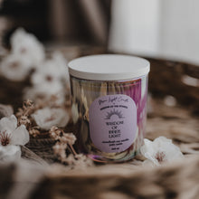 Kép betöltése a galériamegjelenítőbe: Wisdom of Inner Light × More Light Candle — Hangfürdő meditációs szójagyertya (Palo Santo)

