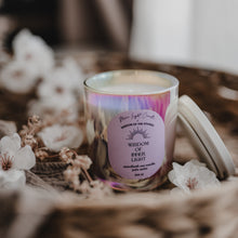 Kép betöltése a galériamegjelenítőbe: Wisdom of Inner Light × More Light Candle — Hangfürdő meditációs szójagyertya (Palo Santo)
