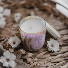 Kép betöltése a galériamegjelenítőbe: Wisdom of Inner Light × More Light Candle — Hangfürdő meditációs szójagyertya (Palo Santo)
