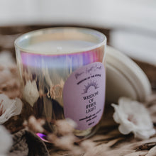 Kép betöltése a galériamegjelenítőbe: Wisdom of Inner Light × More Light Candle — Hangfürdő meditációs szójagyertya (Palo Santo)
