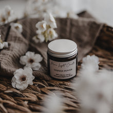 Kép betöltése a galériamegjelenítőbe: Woman Power szójaviasz gyertya — jázmin, borostyán, cédrus, 120 ml, ámbra üveg
