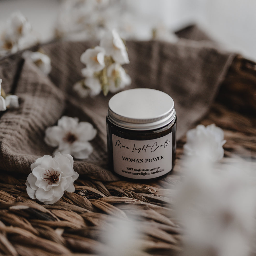Woman Power szójaviasz gyertya — jázmin, borostyán, cédrus, 120 ml, ámbra üveg