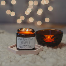 Kép betöltése a galériamegjelenítőbe: hot apple pie illatgyertya szójaviasz gyertya szójagyertya More Light Candle bestseller
