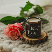 Kép betöltése a galériamegjelenítőbe: &quot;Best Mom&quot; - 100% natúr szójaviasz illatgyertya (ámbra)
