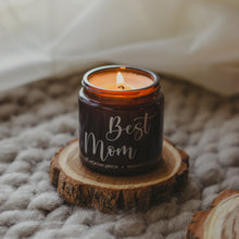 Kép betöltése a galériamegjelenítőbe: &quot;Best Mom&quot; - 100% natúr szójaviasz illatgyertya (ámbra)
