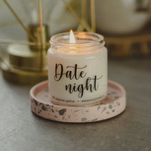 Kép betöltése a galériamegjelenítőbe: date night feliratos szójagyertya
