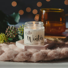 Kép betöltése a galériamegjelenítőbe: hello winter feliratos szójagyertya
