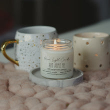 Kép betöltése a galériamegjelenítőbe: hot apple pie illatgyertya szójaviasz gyertya szójagyertya More Light Candle bestseller
