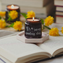 Kép betöltése a galériamegjelenítőbe: It&#39;s a rainy reading day 
