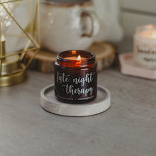 Kép betöltése a galériamegjelenítőbe: late night therapy feliratos gyertya
