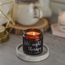 Kép betöltése a galériamegjelenítőbe: late night therapy feliratos gyertya
