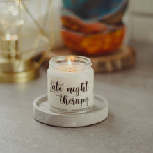 Kép betöltése a galériamegjelenítőbe: late night therapy feliratos gyertya
