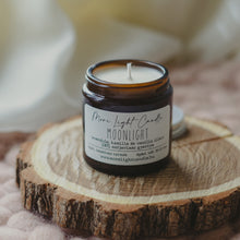 Kép betöltése a galériamegjelenítőbe: Moonlight kamilla, levendula, vanília illatú szójagyertya More Light Candle
