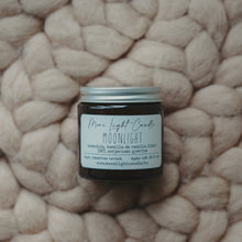 Kép betöltése a galériamegjelenítőbe: Moonlight kamilla, levendula, vanília illatú szójagyertya More Light Candle

