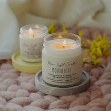 Kép betöltése a galériamegjelenítőbe: Moonlight kamilla, levendula, vanília illatú szójagyertya More Light Candle
