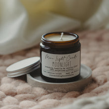 Kép betöltése a galériamegjelenítőbe: Moonlight kamilla, levendula, vanília illatú szójagyertya More Light Candle
