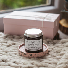 Kép betöltése a galériamegjelenítőbe: pumpkin spice illatú gyertya
