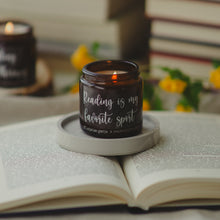 Kép betöltése a galériamegjelenítőbe: reading is my favourite sport gyertya illatgyertya felirattal
