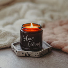 Kép betöltése a galériamegjelenítőbe: Slow living  - 100% natúr szójaviasz illatgyertya (ámbra)
